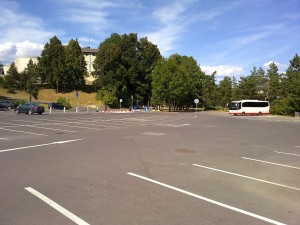Parkovisko pod baštou krátko po zavedení - august 2012 (pracovný deň)