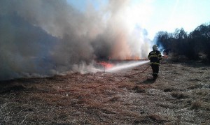 oheň - vypaľovanie trávy, hasiči (HaZZ BB)