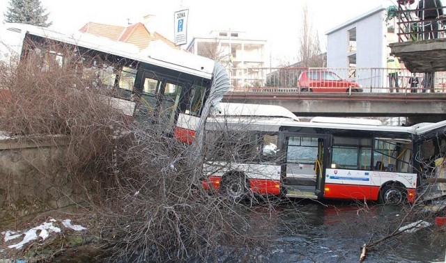 autobus v bystrickom potoku