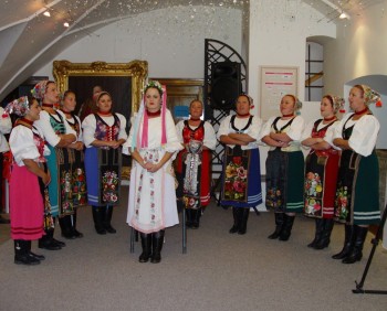 Skvelé hlasy ženskej folklórnej speváckej skupiny TRNKI očarili nielen prítomných hostí, ale aj okoloidúcich.