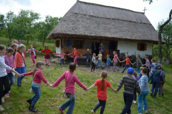 pred slovenským domom v skanzene sa deti zahrali