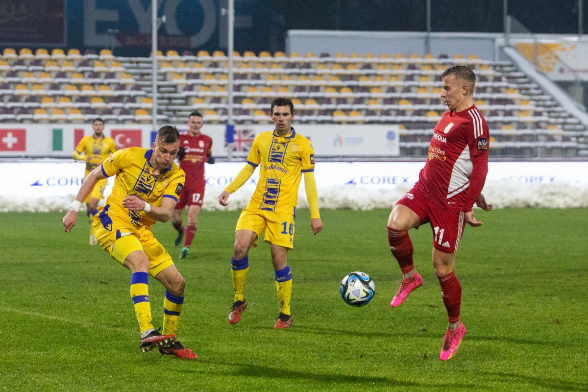 FOTO+REAKCIE: Futbalisti Dukly Si V Náročných Podmienkach Rozdelili ...