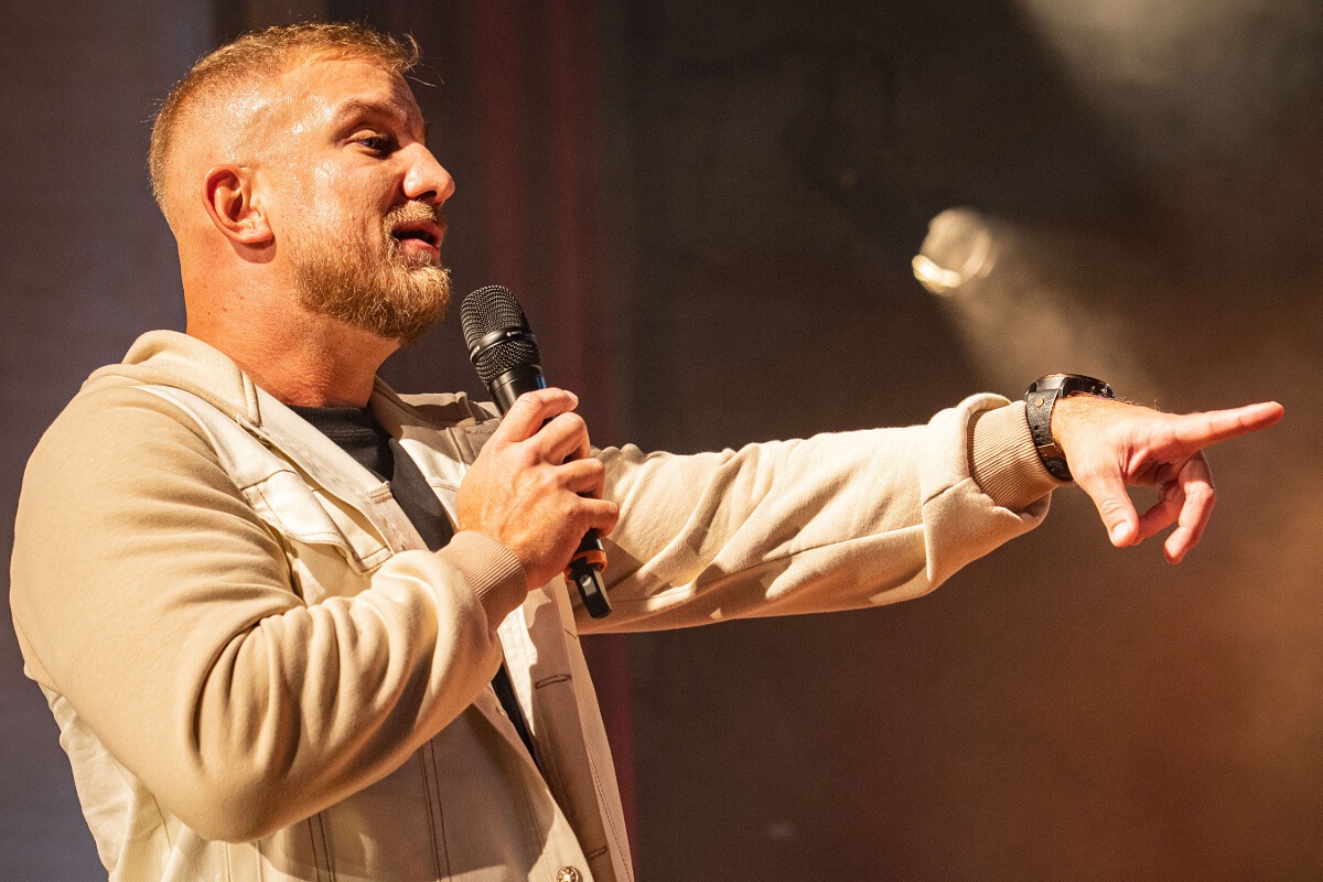 Spevák Lukáš Adamec odštartuje jesenné turné v Banskej Bystrici